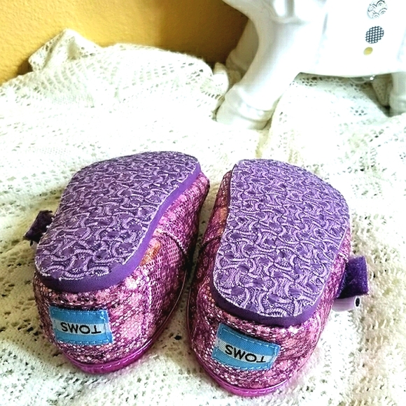 TOMS - Picture 5 of 7